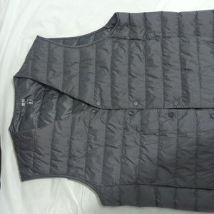 Uniqlo sleeveless jacket small- cardigan style- never worn